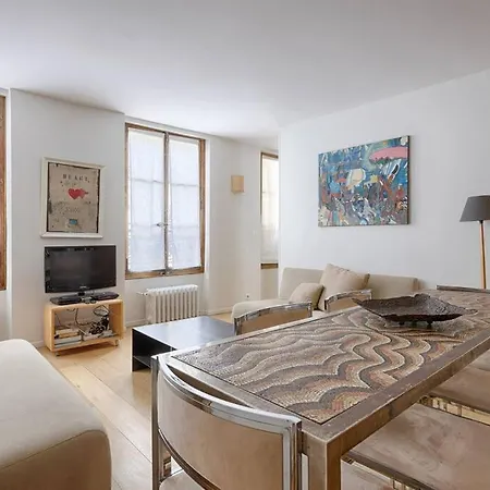 Daire Magnificent Montaigne Elysee Paris